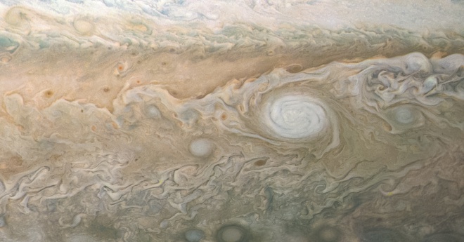 "Юнона" сделала зрелищное фото белого антициклона на Юпитере - фото