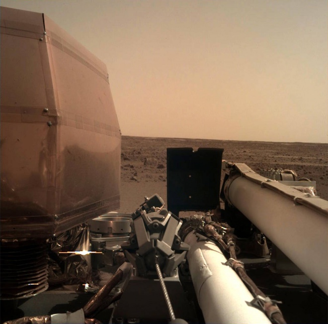 InSight прислав свое первое качественное фото поверхности Марса - фото