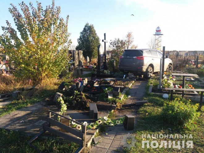 Поп УПЦ МП на внедорожнике прокатился по могилам в Харькове - фото