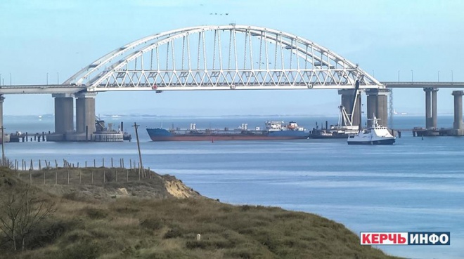 Россия заблокировала проход украинских катеров в Азовское море - фото