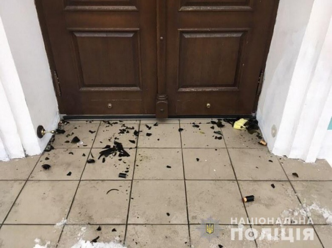В двери Андреевской церкви бросили коктейли Молотова - фото