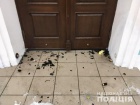 В двери Андреевской церкви бросили коктейли Молотова