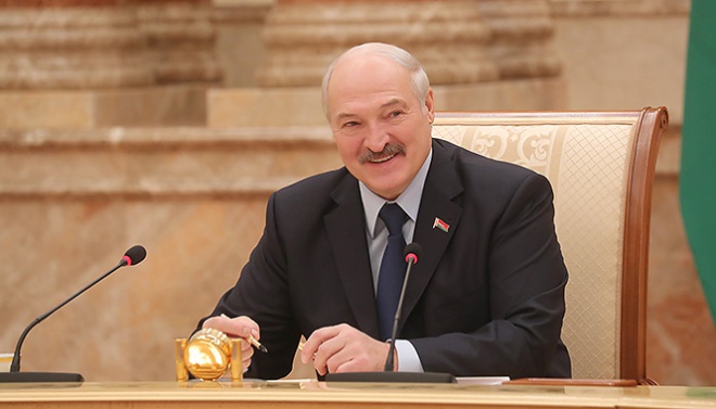 Лукашенко призвал российские СМИ прекратить оговаривать украинцев - фото