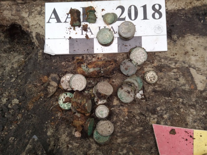 В Киеве нашли клад из серебряных монет - фото