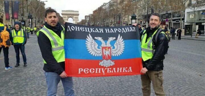 В СБУ рассказали кто держал флаг т.н. "ДНР" во время протестов в Париже - фото