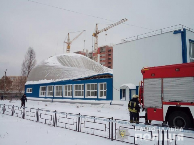 В Вишневом обрушилась крыша спорткомплекса во время детских соревнований - фото