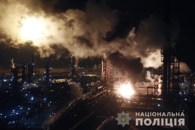 На заводе «Карпатнефтехим» произошел пожар: пламя достигло высоты 15 метров - фото