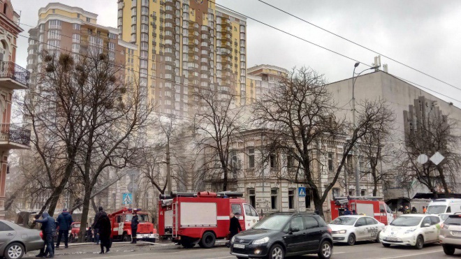 Опять горел старый и отселенный дом на Лукьяновке в Киеве - фото