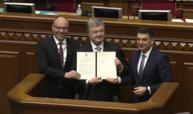 Порошенко подписал изменения в Конституцию относительно курса в ЕС и НАТО - фото