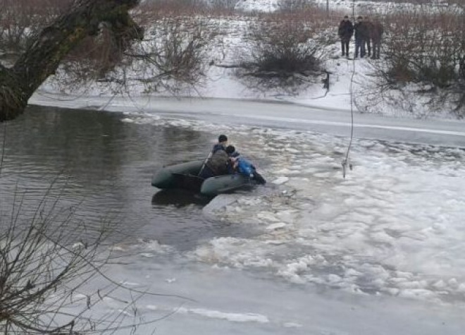 Спасатели достали со льдины тело ребенка, находившегося там долгое время - фото