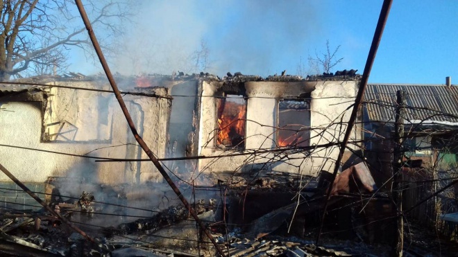 Т.н. "братский народ" обстрелял дома мирных жителей на Донбассе - фото