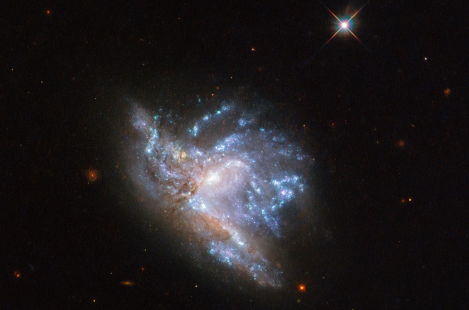 Хаббл показал впечатляющее столкновение двух галактик - фото