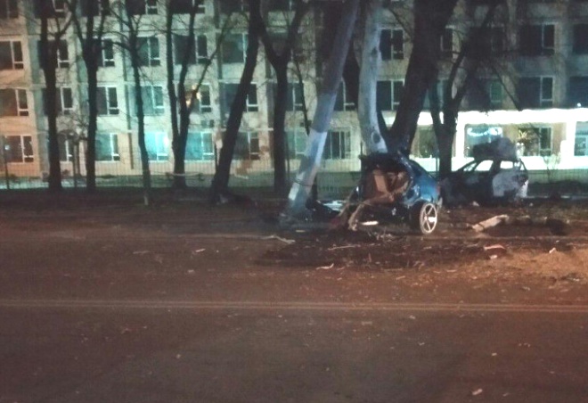 В Одессе машину от столкновения разорвало надвое, двое погибших - фото