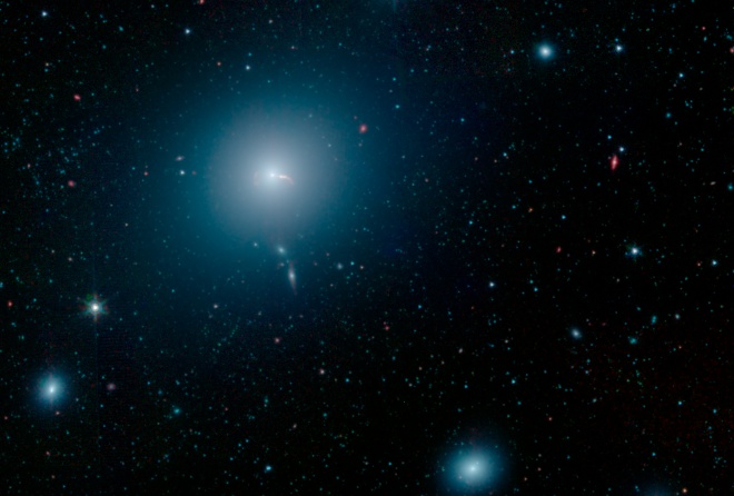 Гигантская галактика вокруг «знаменитой» гигантской черной дыры - фото