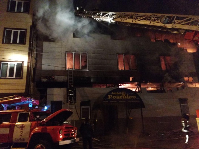 Из-за пожара в бане эвакуировали 50 жильцов дома в Харькове - фото