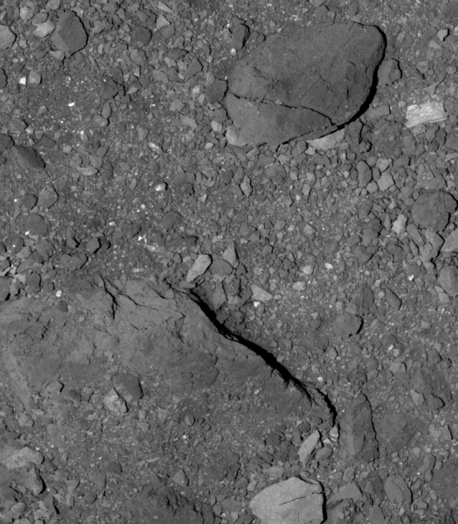 OSIRIS-REx показал засыпанную камнями поверхность астероида Бенну - фото