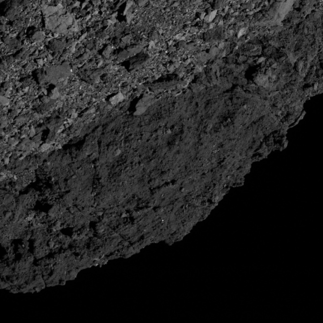 Снят на камеру экваториальный хребет астероида Бенну - фото