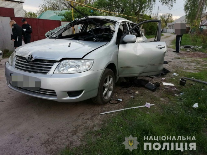 В автомобиль с водителем забросили гранату в Харькове - фото