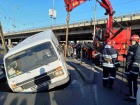 В Киеве микроавтобус провалился под асфальт во время движения
