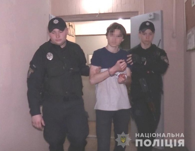 В Киеве подросток ножом чуть не убил на мать и бабушку - фото