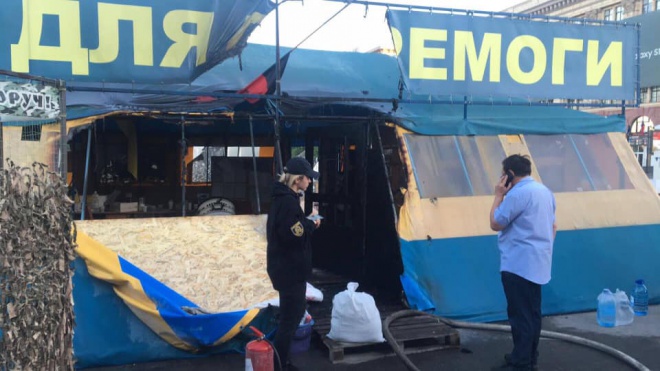 В Харькове подожгли палатку «Все для победы» - фото