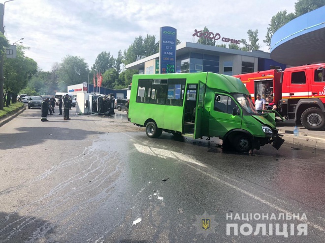Харькове маршрутка столкнулась с грузовиком, 15 человек пострадали - фото