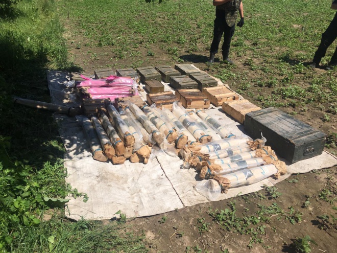 Огромный арсенал боеприпасов обнаружили прикопанными в саду домовладения на Ровенщине - фото