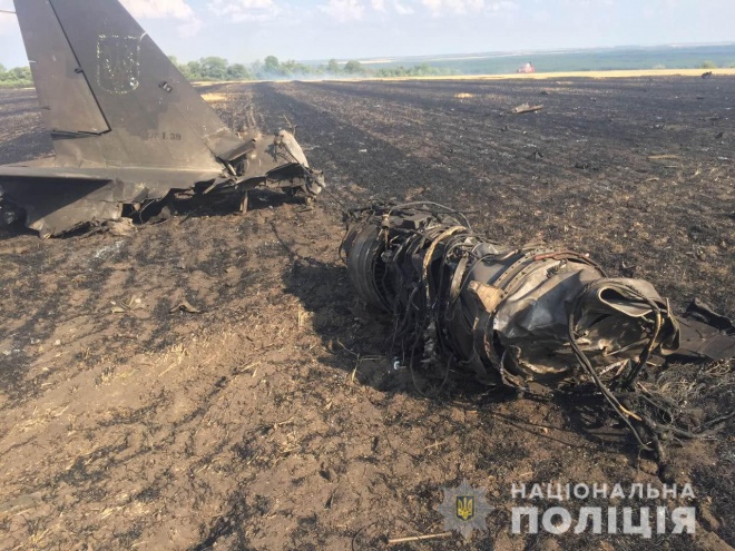 На Харьковщине разбился военный тренировочный самолет - фото