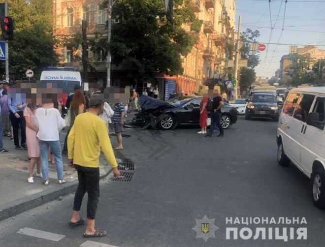 В центре Киева Рейндж влетел в пешеходов после столкновения с Теслой - фото
