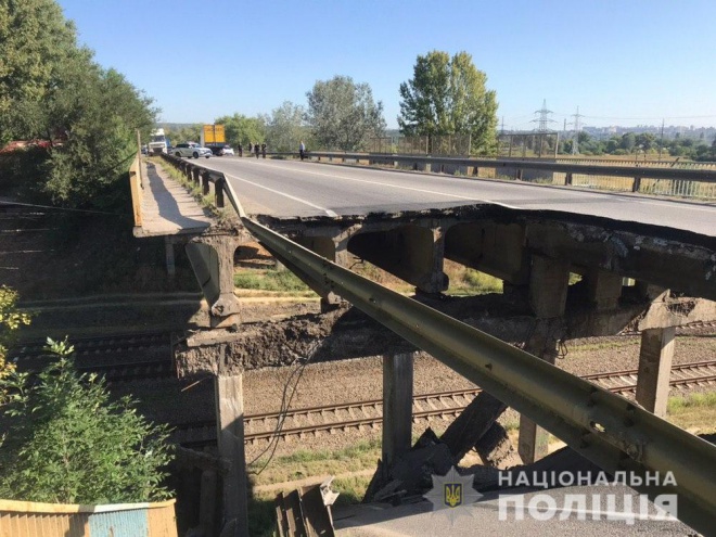 В Харькове обрушился автомобильный мост - фото