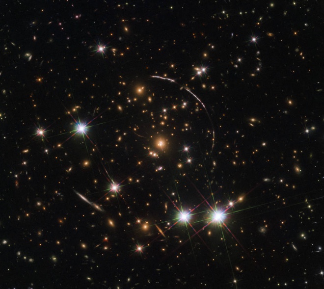 Хаббл сфотографировал дюжину двойников галактики - фото