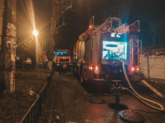 Ночью в Киеве горело общежитие НАУ, эвакуировали 300 студентов - фото