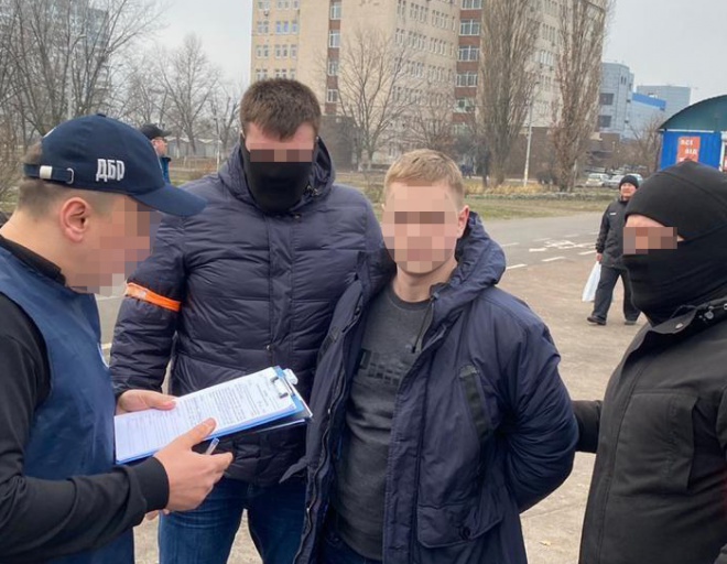 Еще одного полицейского из Деснянского управления задержали за вымогательство - фото