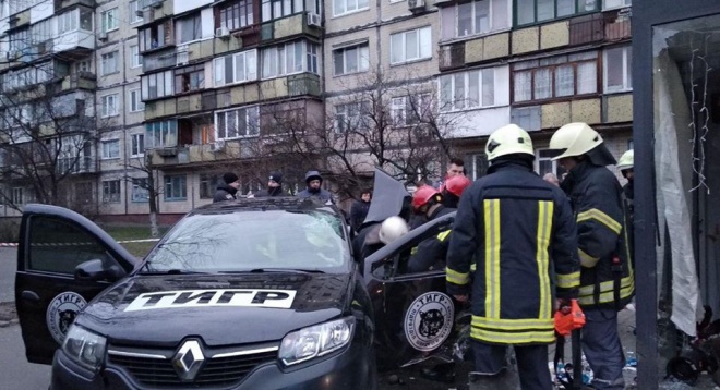 В Киеве авто влетело в остановку: есть погибший и пострадавшие - фото