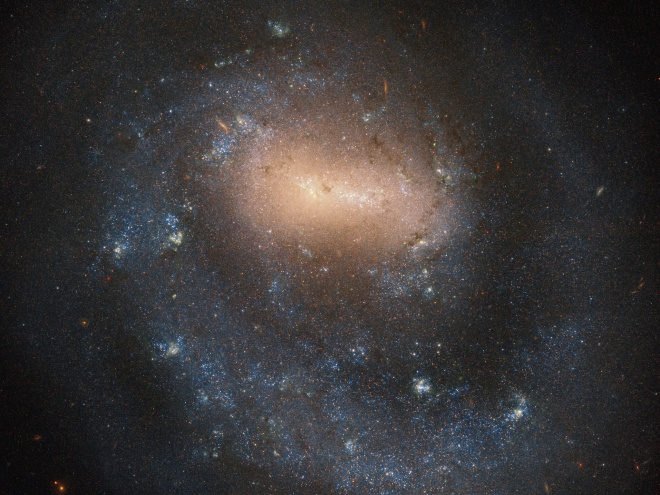 Хаббл показал галактику с одним рукавом - фото
