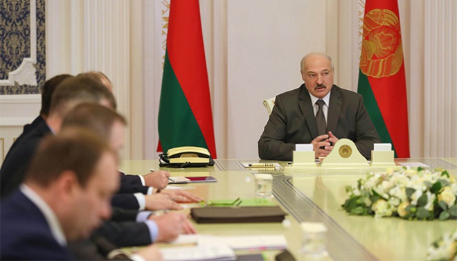 Лукашенко о белорусах за рубежом: "Поехал - будешь там сидеть, пока не закончится эта пандемия" - фото