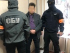 Ускорение выдачи биопаспортов: в Киеве служащего ГМС поймали на взятке