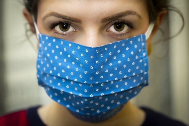 Лучше всего защищают самодельные маски из двух видов ткани, говорится в исследовании - фото