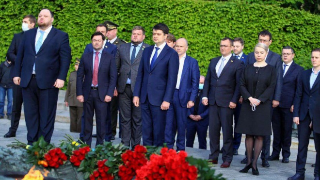 Разумков и представители ВР вместе посетили мемориал в парке без масок - фото