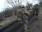 Украинского защитника на Донбассе убили кадровые российские военные: видео