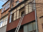 В центре Киева мужчина голым выпрыгнул из горящей квартиры, не давая пожарным себя спасти
