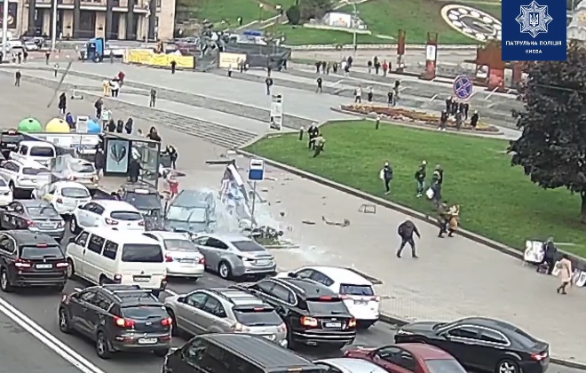 На Майдане Независимости джип врезался в толпу людей на тротуаре, есть погибшие - фото