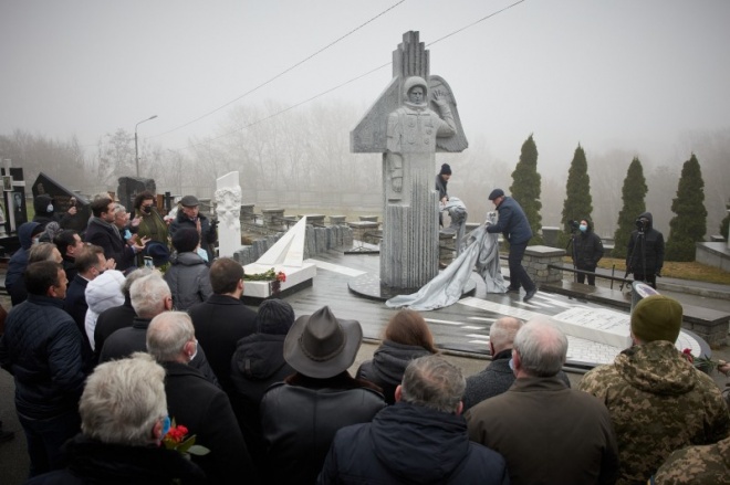 В Киеве открыли памятник космонавту Каденюку - фото