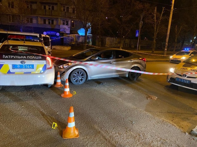 В Киеве водитель убегал от патрульных и попытался застрелиться - фото