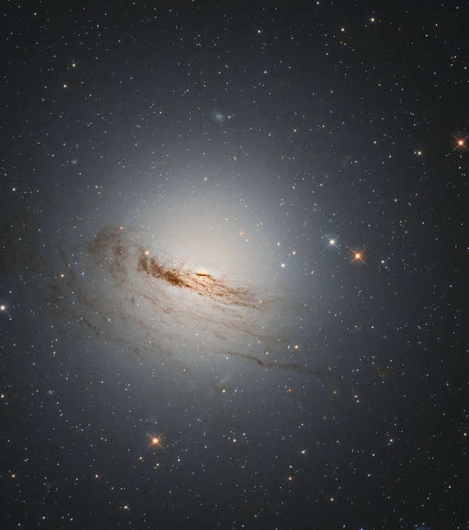 Хаббл показал галактику с невыразительными нитями - фото