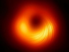 Получено изображение магнитных полей на краю черной дыры M87