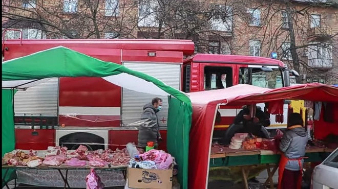 Ярмарка помешала тушить пожар в общежитии в Киеве - фото