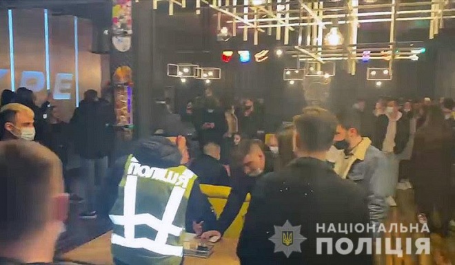 Развлекательные заведения в Киеве нарушают карантин - фото