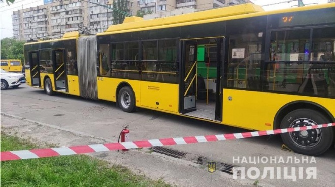 В Киеве в троллейбус с людьми бросили коктейль Молотова - фото