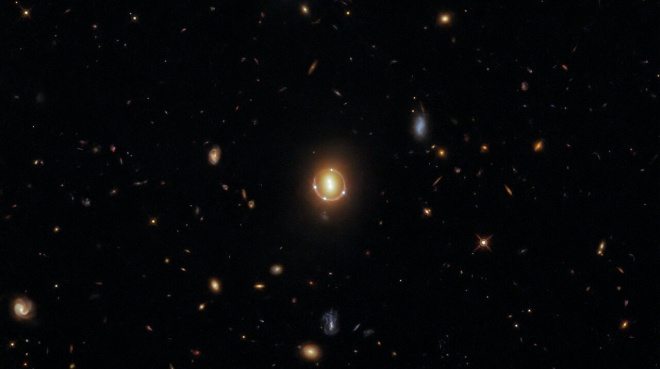 Пара галактик удивительно искажает свет квазара - фото
